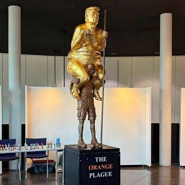 Скульптура обнажённого Трампа в Европарламенте