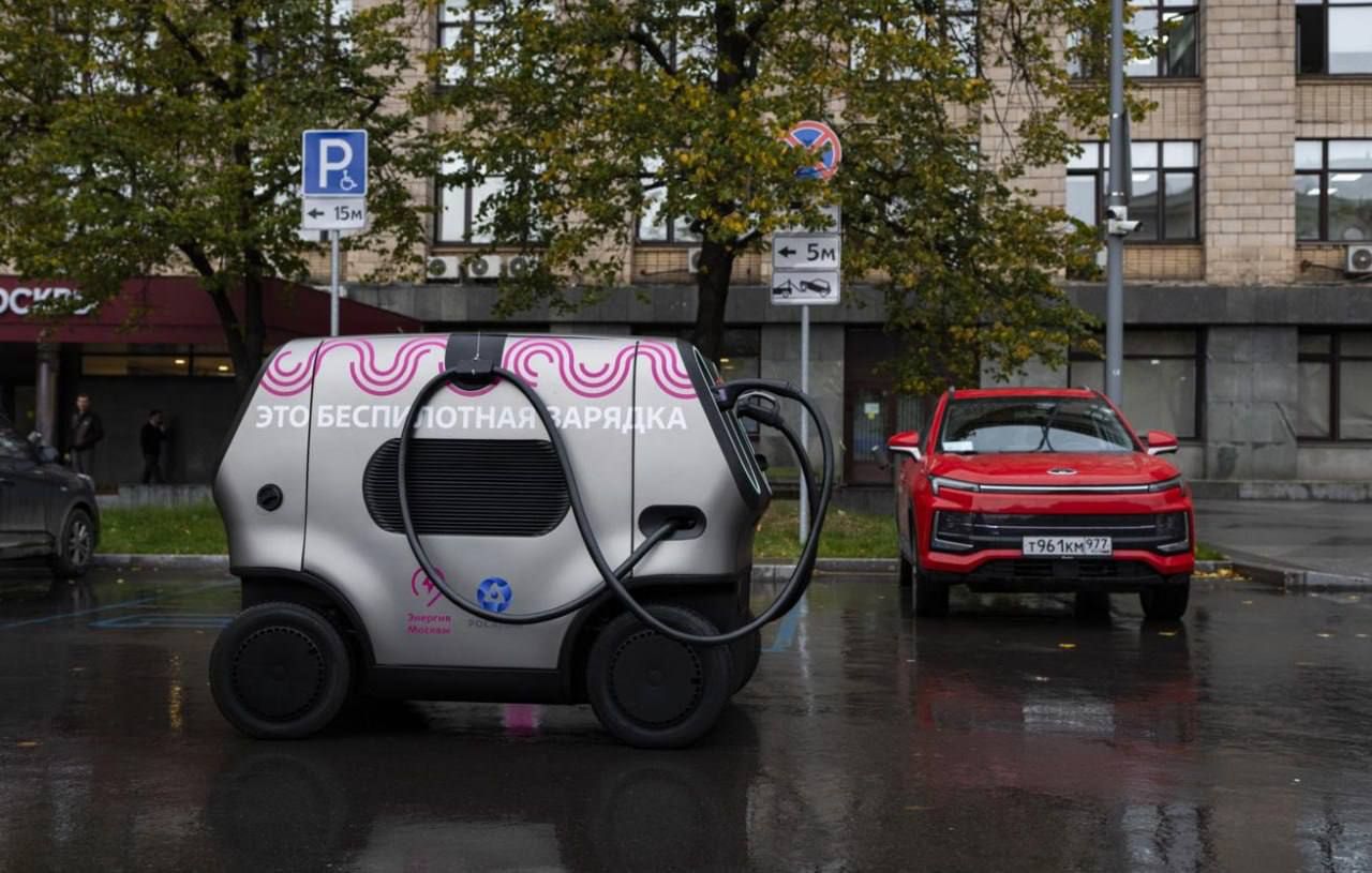 Moscow tests robots with charging stations for electric cars — 2
