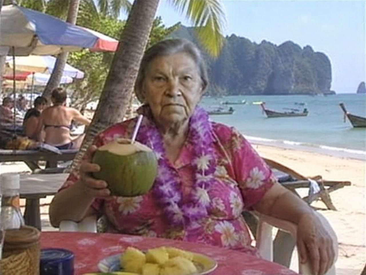 Russian Pensioners Spend Winter in Vietnam